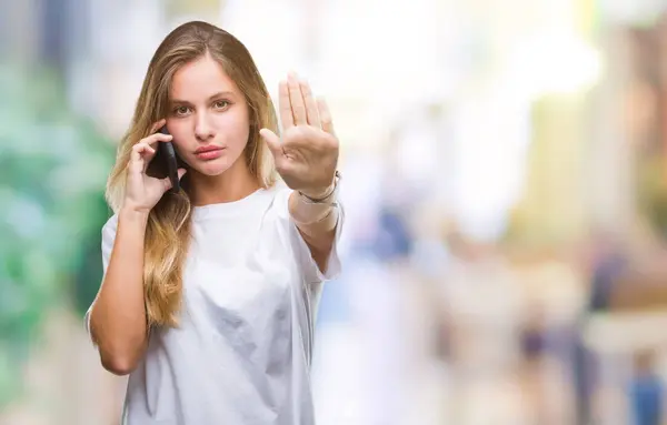 Mladá Krásná Blondýnka Volá Pomocí Smartphone Přes Izolované Pozadí Otevřít — Stock fotografie