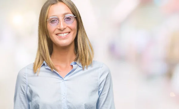 Joven Mujer Hermosa Con Gafas Sol Sobre Fondo Aislado Con —  Fotos de Stock