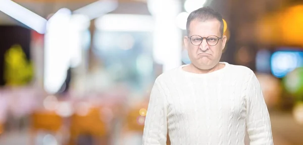 Medelåldern Arabiska Mannen Bär Glasögon Över Isolerade Bakgrund Deprimerad Och — Stockfoto