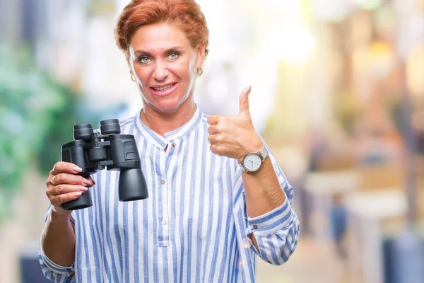 Mulher Caucasiana Sênior Olhando Através Binóculos Sobre Fundo Isolado Feliz — Fotografia de Stock