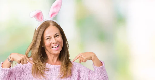 Mujer Morena Mediana Edad Con Orejas Conejo Pascua Sobre Fondo —  Fotos de Stock