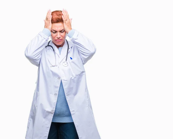 Mujer Médica Caucásica Mayor Con Uniforme Médico Sobre Fondo Aislado — Foto de Stock