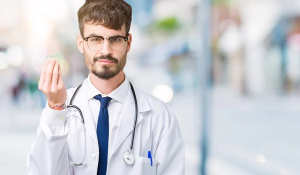 Νεαρός Γιατρός Άνθρωπος Φορώντας Παλτό Νοσοκομείο Πέρα Από Απομονωμένο Υπόβαθρο — Φωτογραφία Αρχείου