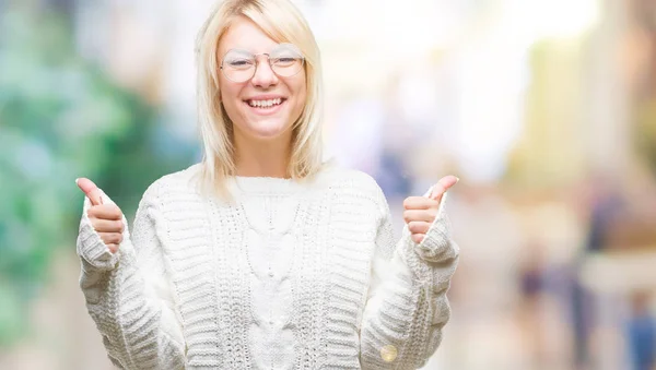 Jovem Mulher Loira Bonita Vestindo Suéter Inverno Óculos Sobre Sinal — Fotografia de Stock