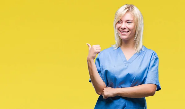 Młoda Piękna Blondynka Pielęgniarka Lekarz Kobieta Białym Tle Uśmiechnięty Szczęśliwy — Zdjęcie stockowe