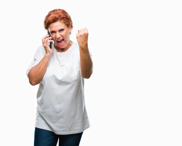 Atrractive Üst Düzey Beyaz Kızıl Saçlı Kadın Smartphone Üzerinde Izole — Stok fotoğraf