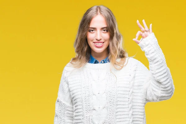 Linda Jovem Loira Vestindo Camisola Inverno Sobre Fundo Isolado Sorrindo — Fotografia de Stock