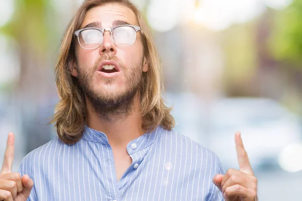 Jovem Homem Bonito Com Cabelos Longos Vestindo Óculos Sobre Fundo — Fotografia de Stock