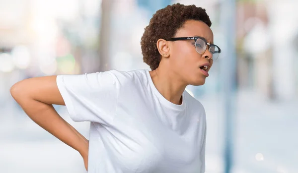 Vackra Unga Afroamerikanska Kvinnan Bär Glasögon Över Isolerade Bakgrund Lidande — Stockfoto