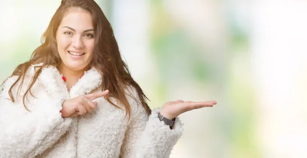 Schöne Size Junge Frau Winterlichen Schafsmantel Über Isoliertem Hintergrund Erstaunt — Stockfoto