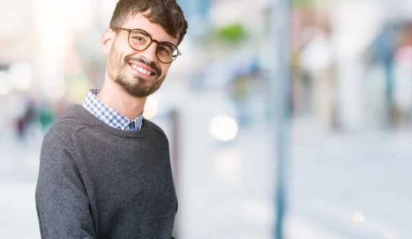 Giovane Bell Uomo Intelligente Che Indossa Occhiali Sfondo Isolato Invitante — Foto Stock