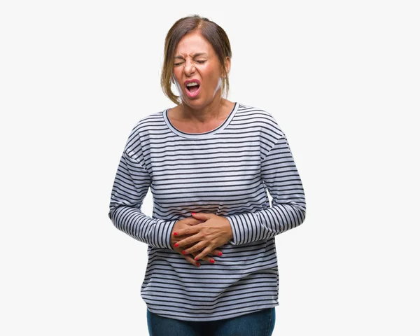 中年资深西班牙裔妇女在孤立的背景下与手在胃因为消化不良 痛苦的疾病感觉不适 疼痛概念 — 图库照片