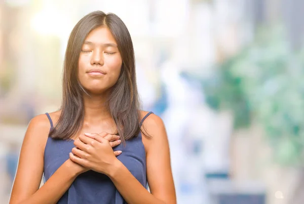 Jonge Aziatische Vrouw Geïsoleerde Achtergrond Glimlachend Met Handen Borst Met — Stockfoto