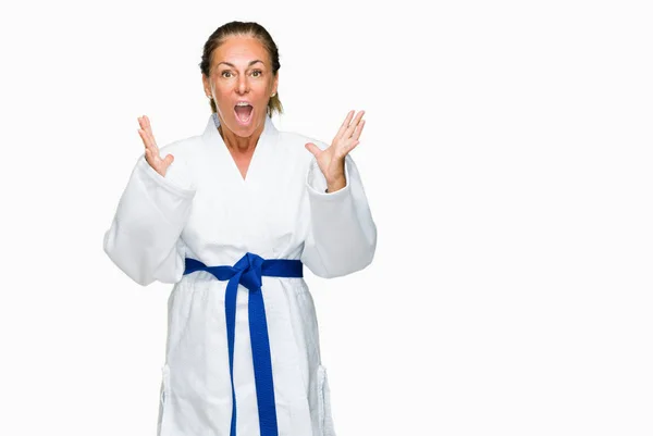 Medelåldern Vuxen Kvinna Bär Karate Kimono Uniform Över Isolerade Bakgrund — Stockfoto