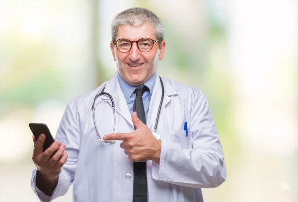 Gutaussehender Oberarzt Sms Mit Smarpthone Über Isolierten Hintergrund Sehr Glücklich — Stockfoto
