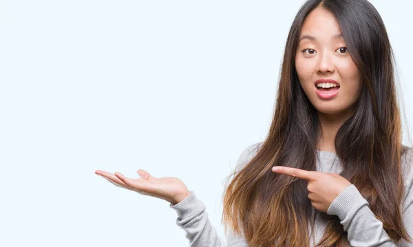 Ung Asiatisk Kvinna Över Isolerade Bakgrund Förvånade Och Ler Till — Stockfoto