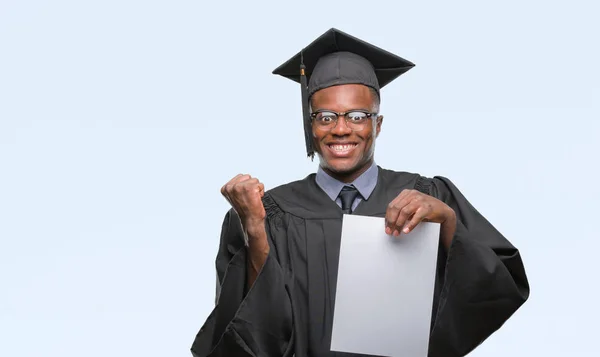 Jovem Graduado Afro Americano Homem Segurando Papel Branco Grau Sobre — Fotografia de Stock