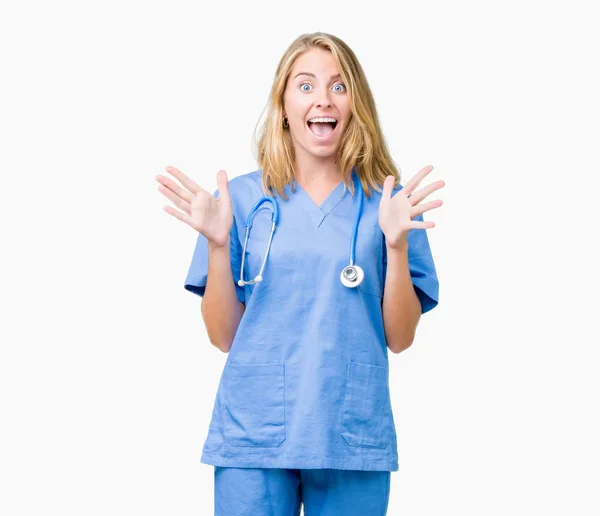 Mooie Jonge Dokter Vrouw Medische Uniform Dragen Geïsoleerd Achtergrond Vieren — Stockfoto