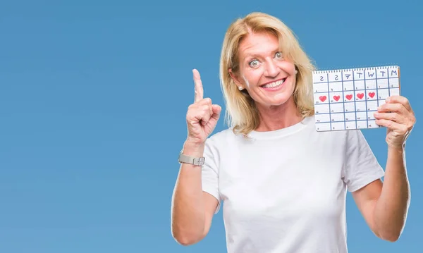 Medelålders Blond Kvinna Anläggning Menstruation Kalender Ver Isolerade Bakgrund Överraskad — Stockfoto