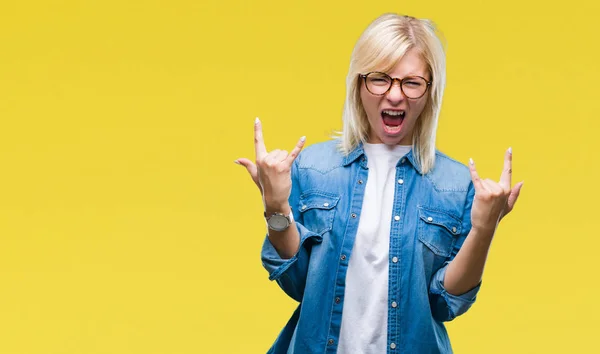 Joven Hermosa Mujer Rubia Con Gafas Sobre Fondo Aislado Gritando —  Fotos de Stock