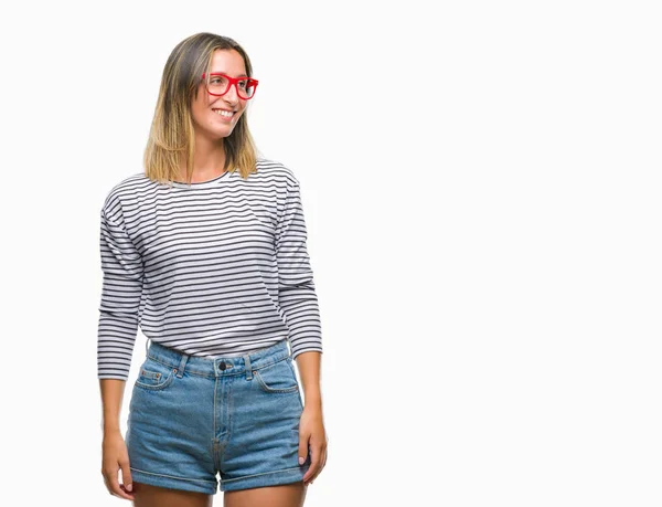 Ung Vacker Kvinna Som Bär Glasögon Över Isolerade Bakgrund Tittar — Stockfoto