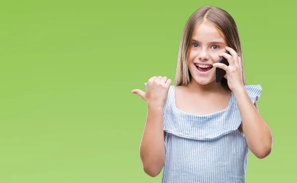 Menina Bonita Jovem Falando Telefone Sobre Fundo Isolado Apontando Mostrando — Fotografia de Stock