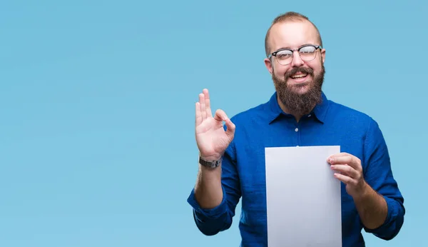 Joven Hipster Hombre Con Gafas Celebración Papel Blanco Sobre Fondo —  Fotos de Stock