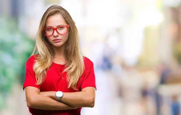 Jovem Mulher Loira Bonita Usando Óculos Sobre Fundo Isolado Cético — Fotografia de Stock