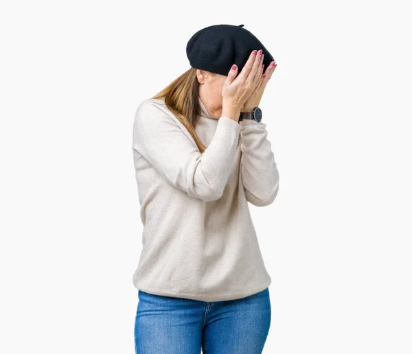 Reife Frau Mittleren Alters Winterpullover Und Baskenmütze Über Isoliertem Hintergrund — Stockfoto