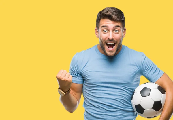 感情を応援サッカー サッカー ボール分離背景誇りに思って叫んでと勝利と非常に興奮して 成功を祝っての上に保持している若いハンサムな男 — ストック写真