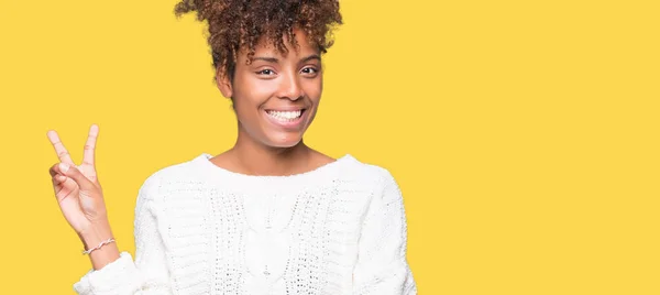 Linda Jovem Afro Americana Vestindo Camisola Inverno Sobre Fundo Isolado — Fotografia de Stock