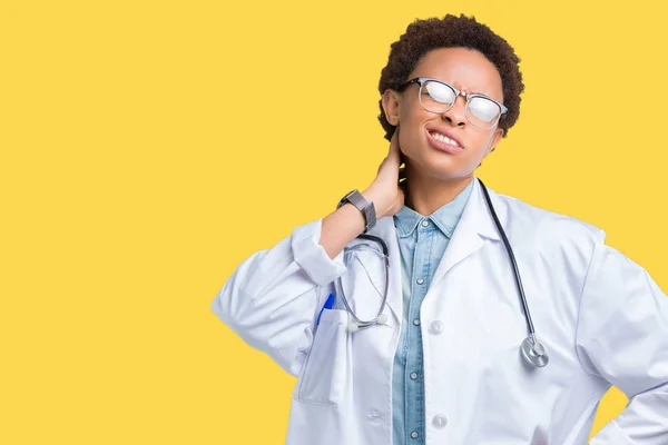Fiatal Afrikai Amerikai Orvos Visel Orvosi Kabát Fölött Elszigetelt Háttérben — Stock Fotó