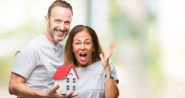 Casal Hispânico Meia Idade Comprando Nova Casa Sobre Fundo Isolado — Fotografia de Stock