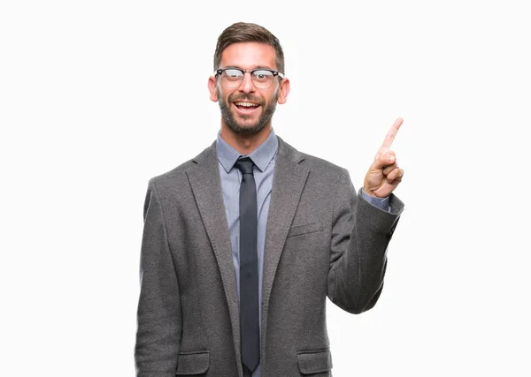 若いハンサムなビジネス男の顔に大きな笑みを浮かべて隔離された背景にカメラを見ている側の手と指で指す — ストック写真