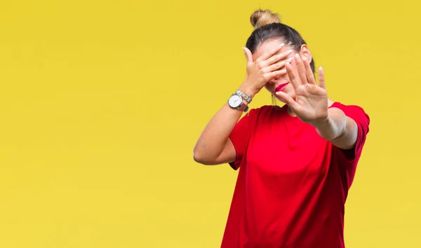 Mulher Bonita Jovem Sobre Fundo Isolado Cobrindo Olhos Com Mãos — Fotografia de Stock