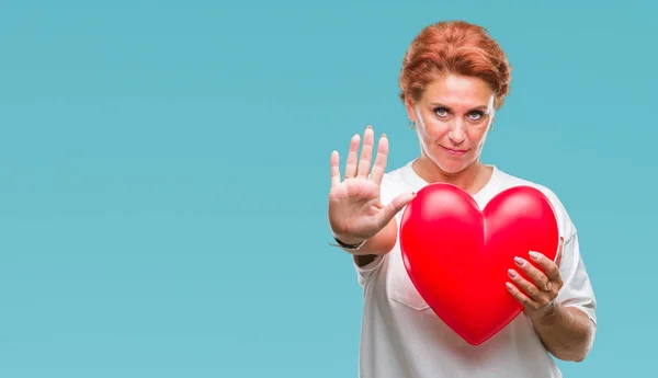 Mulher Caucasiana Sênior Segurando Coração Vermelho Amor Sobre Fundo Isolado — Fotografia de Stock