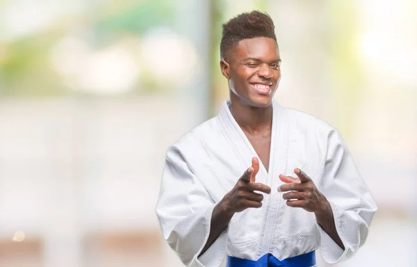 Unga Afroamerikanska Mannen Över Isolerade Bakgrunden Iklädd Kimono Pekande Fingrar — Stockfoto