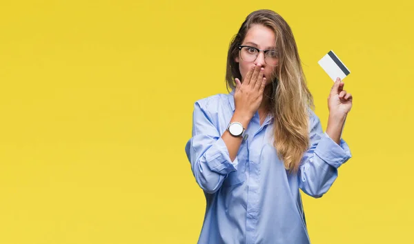 Mladá Krásná Blondýna Žena Držící Kreditní Karty Izolované Pozadí Kryt — Stock fotografie