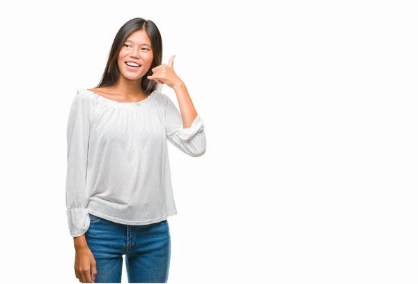 Jovem Mulher Asiática Sobre Fundo Isolado Sorrindo Fazendo Gesto Telefone — Fotografia de Stock