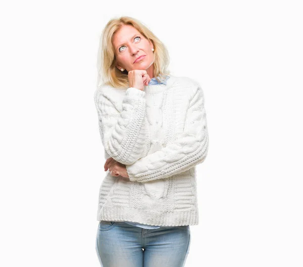 中年金发女子穿着冬毛衣在孤立的背景与手在下巴思考问题 沉思的表达 微笑着体贴的脸 怀疑概念 — 图库照片