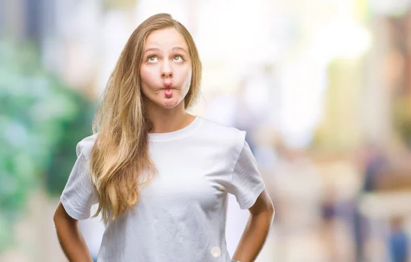 Joven Hermosa Mujer Rubia Con Camiseta Blanca Casual Sobre Fondo — Foto de Stock