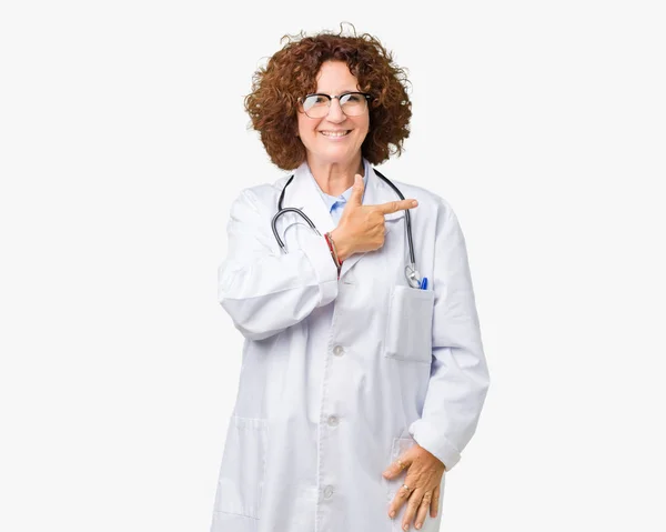 Médico Senior Mediana Edad Mujer Sobre Fondo Aislado Alegre Con — Foto de Stock
