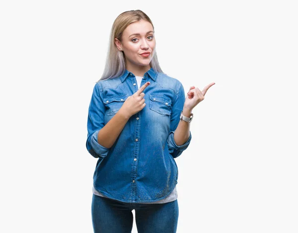 Joven Rubia Sobre Fondo Aislado Sonriendo Mirando Cámara Apuntando Con — Foto de Stock