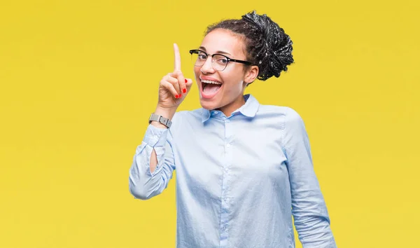 Joven Chica Negocios Afroamericana Trenzado Pelo Usando Gafas Sobre Fondo —  Fotos de Stock