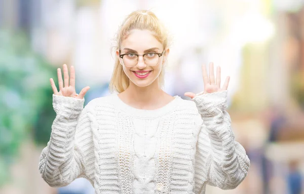 Joven Hermosa Mujer Rubia Con Gafas Sobre Fondo Aislado Mostrando — Foto de Stock