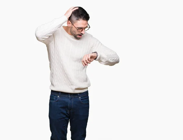 Giovane Bell Uomo Che Indossa Occhiali Sfondo Isolato Guardando Tempo — Foto Stock