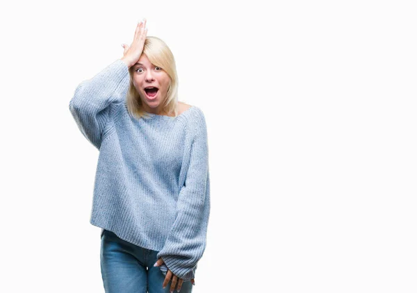 Junge Schöne Blonde Frau Trägt Winterpullover Über Isoliertem Hintergrund Überrascht — Stockfoto