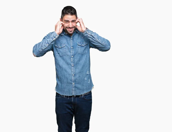 Joven Hombre Guapo Sobre Fondo Aislado Cubriendo Las Orejas Con — Foto de Stock