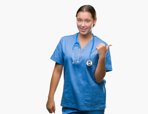 Joven Doctora Caucásica Vistiendo Uniforme Médico Sobre Fondo Aislado Sonriendo —  Fotos de Stock