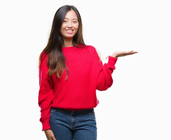 Jonge Aziatische Vrouw Winter Trui Dragen Geïsoleerde Achtergrond Lacht Vrolijk — Stockfoto